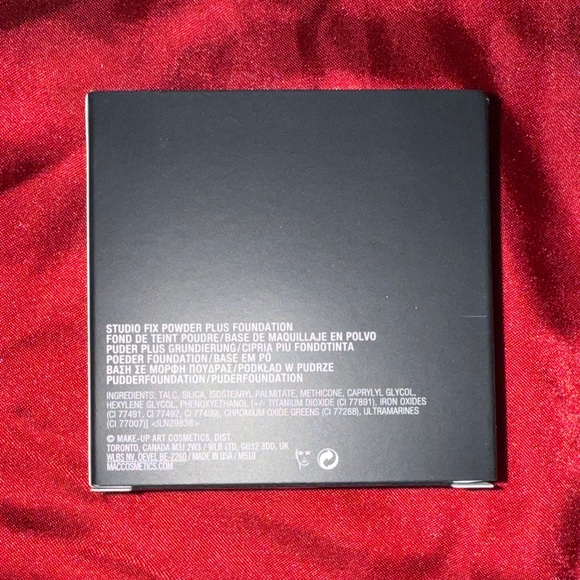 MAC Studio Fix Powder Plus Foundation Compact - Picture 2 of 3